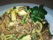 Una foto di tagliatelle con salsiccia