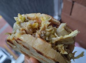 Una foto de Arepa🥯rellena🌽de pollo, aguacate🥑plátano🥙macho maduro🧆
