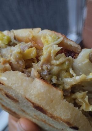 Una foto de Arepa🥯rellena🌽de pollo, aguacate🥑plátano🥙macho maduro🧆