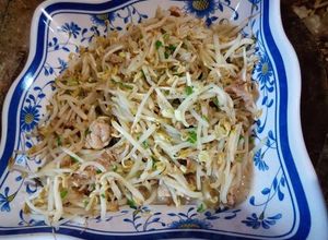 Hình của món Thịt heo xào giá đỗ.