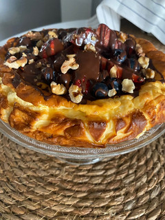 Una foto de Tarta de queso con frutos rojos y cobertura de chocolate 🍫🍓 (con erititrol y sin lactosa)