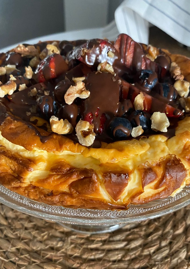 Una foto de Tarta de queso con frutos rojos y cobertura de chocolate 🍫🍓 (con erititrol y sin lactosa)