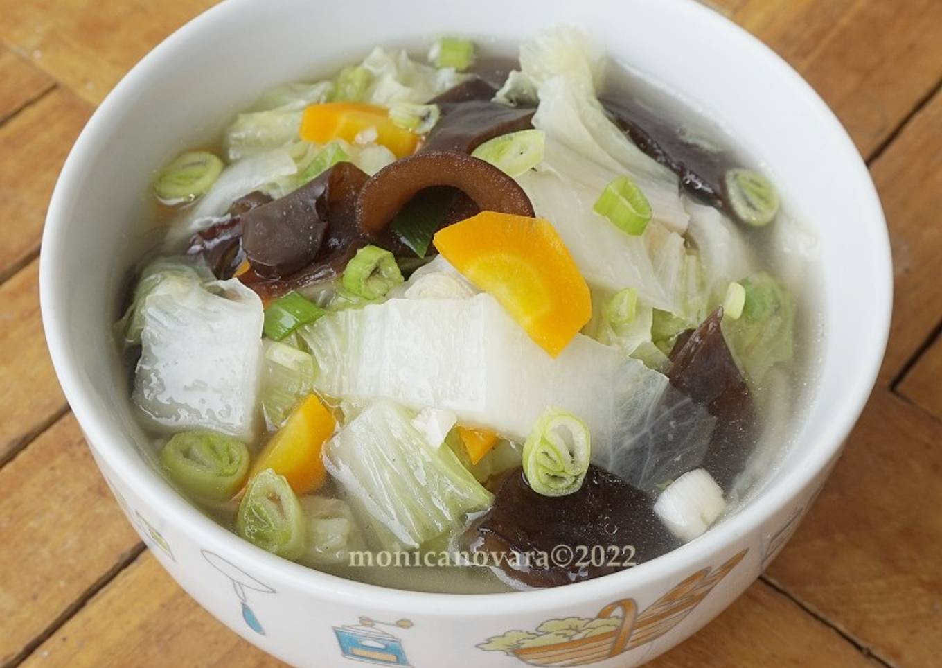 Sup Sawi Putih dan Jamur Kuping