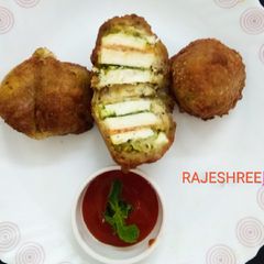 A picture of Potato Paneer Pakora.