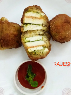 A picture of Potato Paneer Pakora.