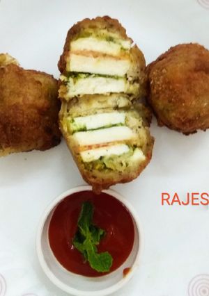 A picture of Potato Paneer Pakora.