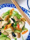 หมูกรอบ5ห่วง(เซเลอรี่ ชะอม มะกอกดำ พริกแดง พริกเหลือง)