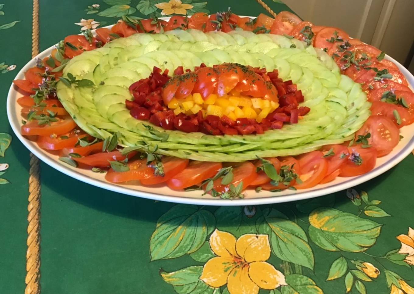 Salade du jardin (tomates, concombre, poivrons, basilic)