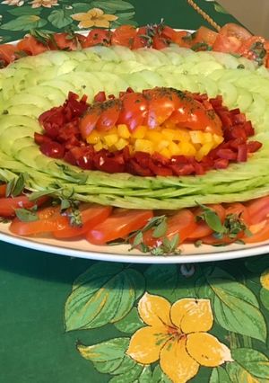 Une photo de Salade du jardin (tomates, concombre, poivrons, basilic)