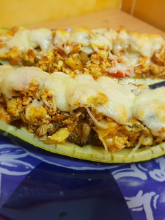 Una foto de Calabacín relleno con carne picada de pavo