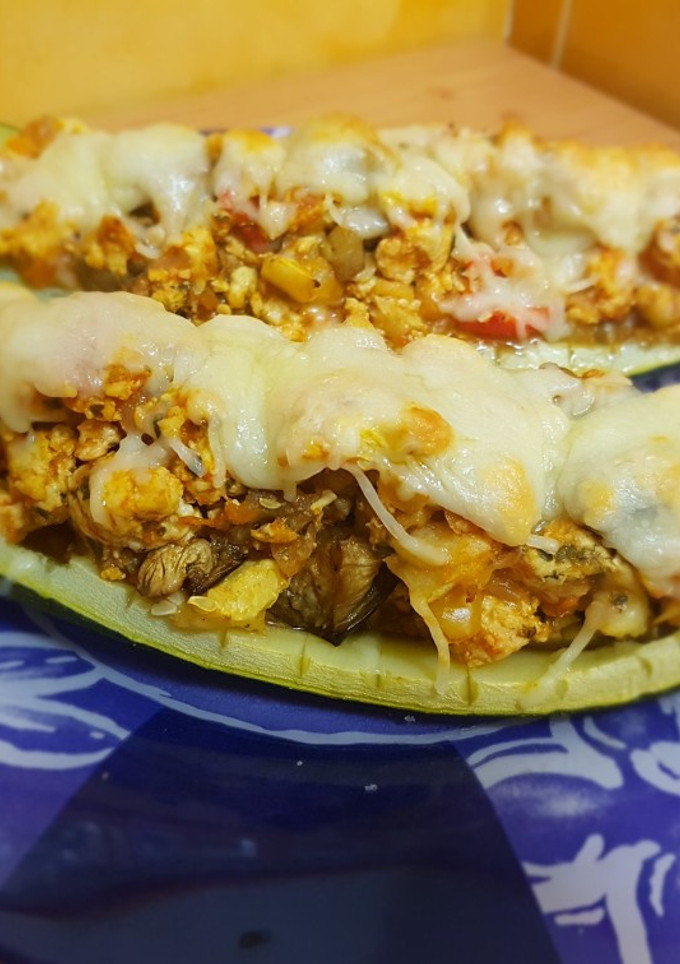 Una foto de Calabacín relleno con carne picada de pavo