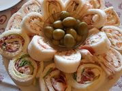 Una foto di insalata con prosciutto cotto