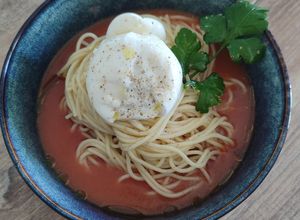 Une photo de Spaghetti au gaspacho et burratina