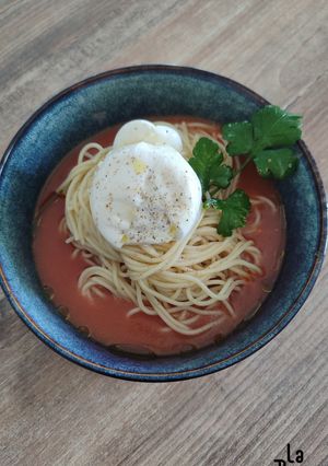 Une photo de Spaghetti au gaspacho et burratina