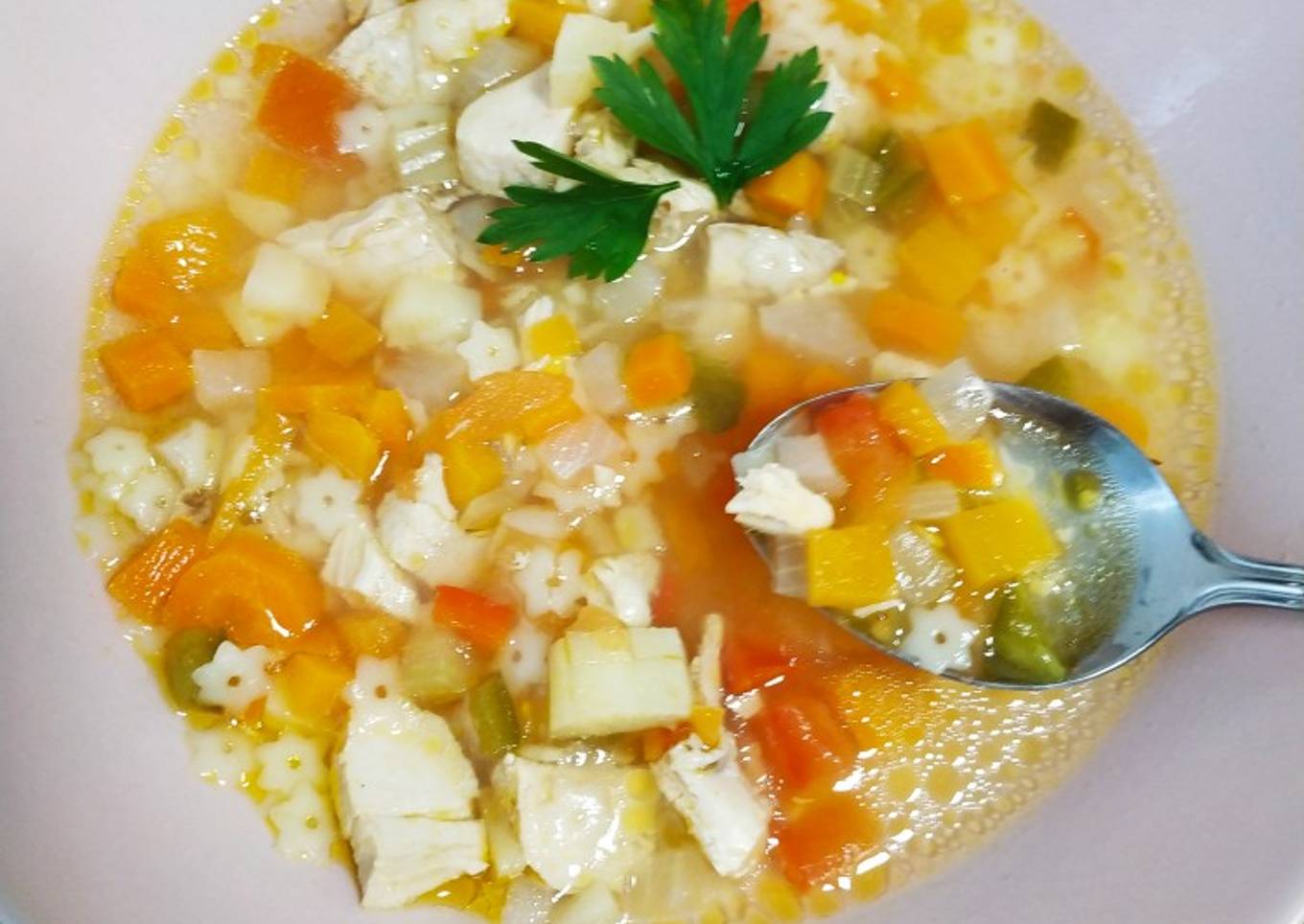 Sopa de verduras con pollo y estrellas ✨