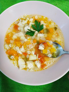 Una foto de Sopa de verduras con pollo y estrellas ✨