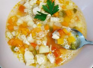 Foto principal de Sopa de verduras con pollo y estrellas ✨