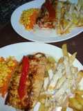 Rulet de pollo relleno con guarnición de papas al roquefor