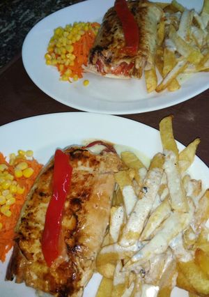 Una foto de Rulet de pollo relleno con guarnición de papas al roquefor