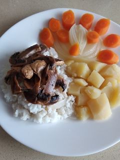 Una foto de Arroz con verduras y champiñones