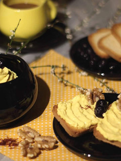 Una foto de Queso Crema de Yogur con Nueces y Azafrán