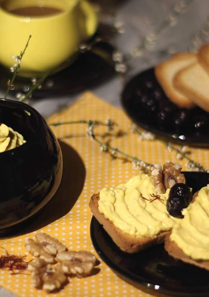 Una foto de Queso Crema de Yogur con Nueces y Azafrán