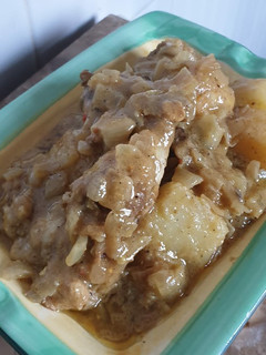 Una foto de Pollos con cebolla caramelizada y patatas