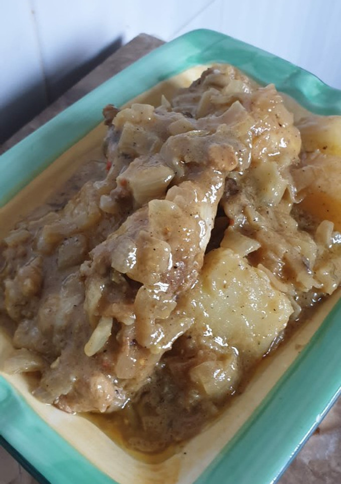 Una foto de Pollos con cebolla caramelizada y patatas
