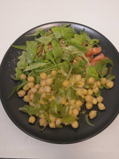 Una foto de Ensalada de garbanzos