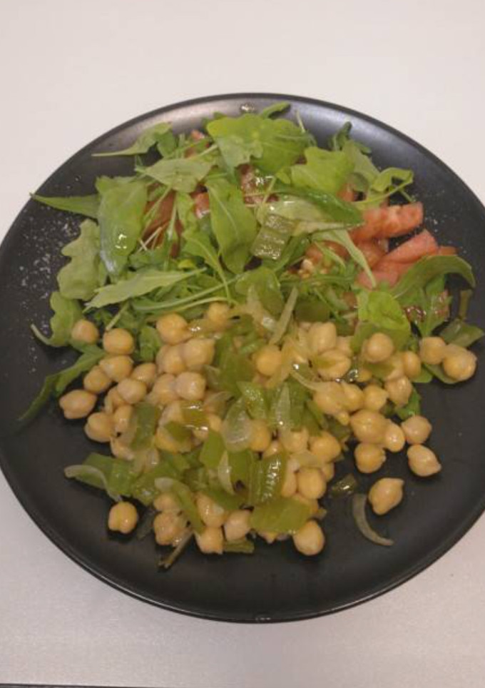Una foto de Ensalada de garbanzos