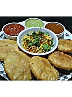 મગની મોગર દાળની ખસ્તા કચોરી(Mungdal khasta kachori recipe in Gujarati) રેસીપી મુખ્ય ફોટો