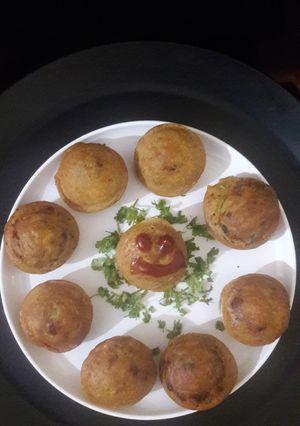 A picture of Aloo bonda in appam pan.