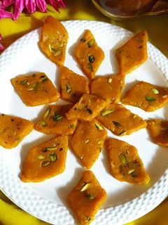 "मॅंगो काजू कतली" (mango kaju katli recipe in marathi) रेसिपी चे मुख्य फोटो