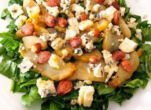 Una foto de Ensalada de peras y queso azul
