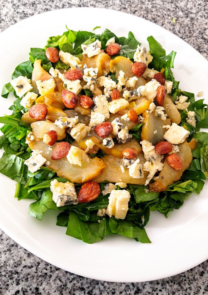 Una foto de Ensalada de peras y queso azul