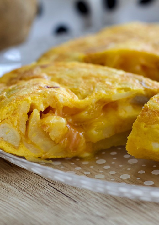 Una foto de Tortilla de patata rellena de jamón serrano y queso