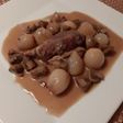 Coq au vin - a francia vörösboros kakaspörkölt lassú főzőben