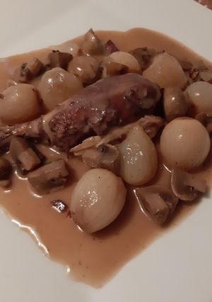 Coq au vin - a francia vörösboros kakaspörkölt lassú főzőben recept fotója