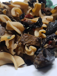 Una foto de Pasta con setas oreja de madera y alcachofas