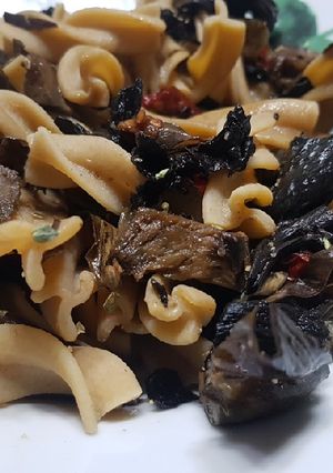 Una foto de Pasta con setas oreja de madera y alcachofas
