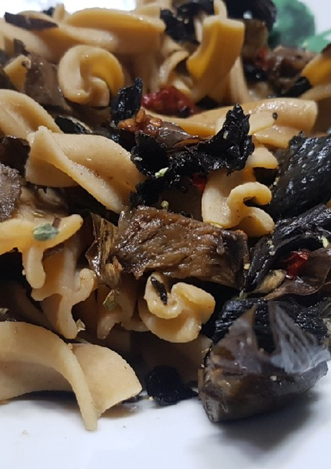 Una foto de Pasta con setas oreja de madera y alcachofas