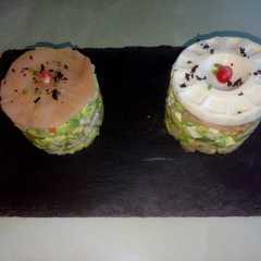 Una foto de Tartar de aguacate con salmón ahumado y queso de burgos