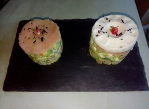 Una foto de Tartar de aguacate con salmón ahumado y queso de burgos