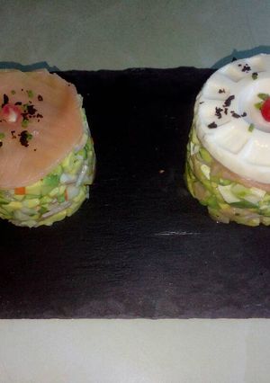 Una foto de Tartar de aguacate con salmón ahumado y queso de burgos