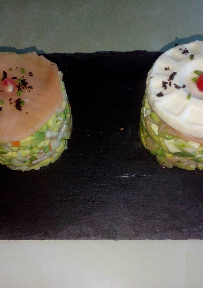 Una foto de Tartar de aguacate con salmón ahumado y queso de burgos