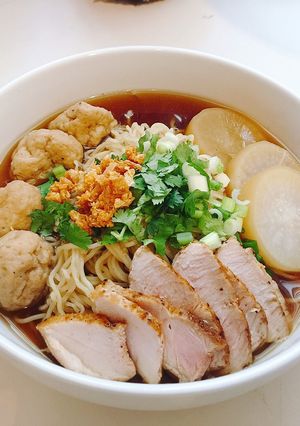 รูปของ สูตรน้ำซุปก๋วยเตี๋ยว 🍜ก๋วยเตี๋ยวลูกชิ้น+หมูสันนอก😊