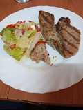 Chuletas de atún adobadas y a la plancha con ensalada