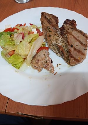Una foto de Chuletas de atún adobadas y a la plancha con ensalada
