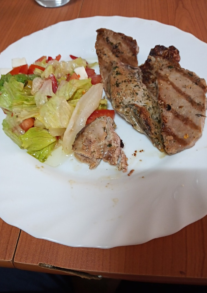 Una foto de Chuletas de atún adobadas y a la plancha con ensalada