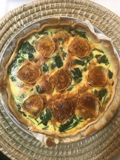 Una foto de Quiche de espinacas, huevos, pasas y queso de cabra, para vegetarian@s